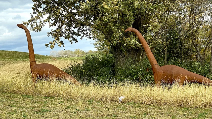 The Epic campus has four life-sized dinosaurs sculptures. Epic HQ arrtwork dinosaurs DF