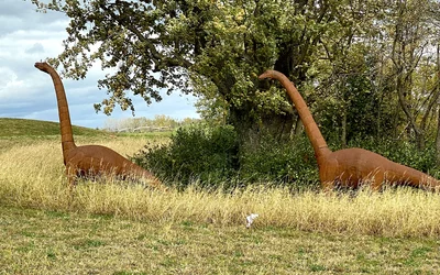 The Epic campus has four life-sized dinosaurs sculptures. Epic HQ arrtwork dinosaurs DF